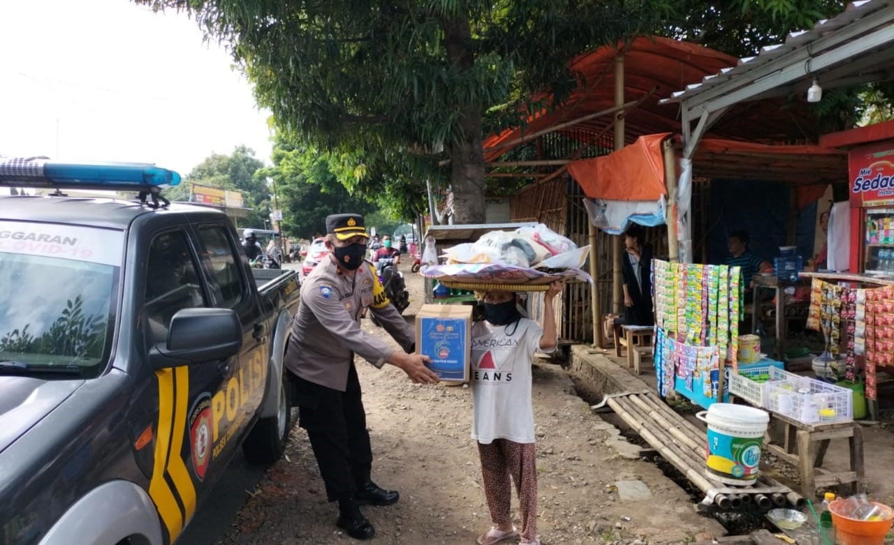 Pemulung Dan Pedagang Asongan Dapat Sembako