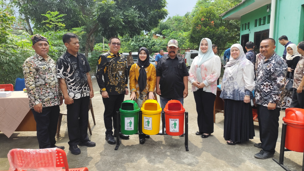 Dukung Program Hijau, Anggota DPRD Kota Cirebon Salurkan Tempat Sampah Terpilah ke 44 RW