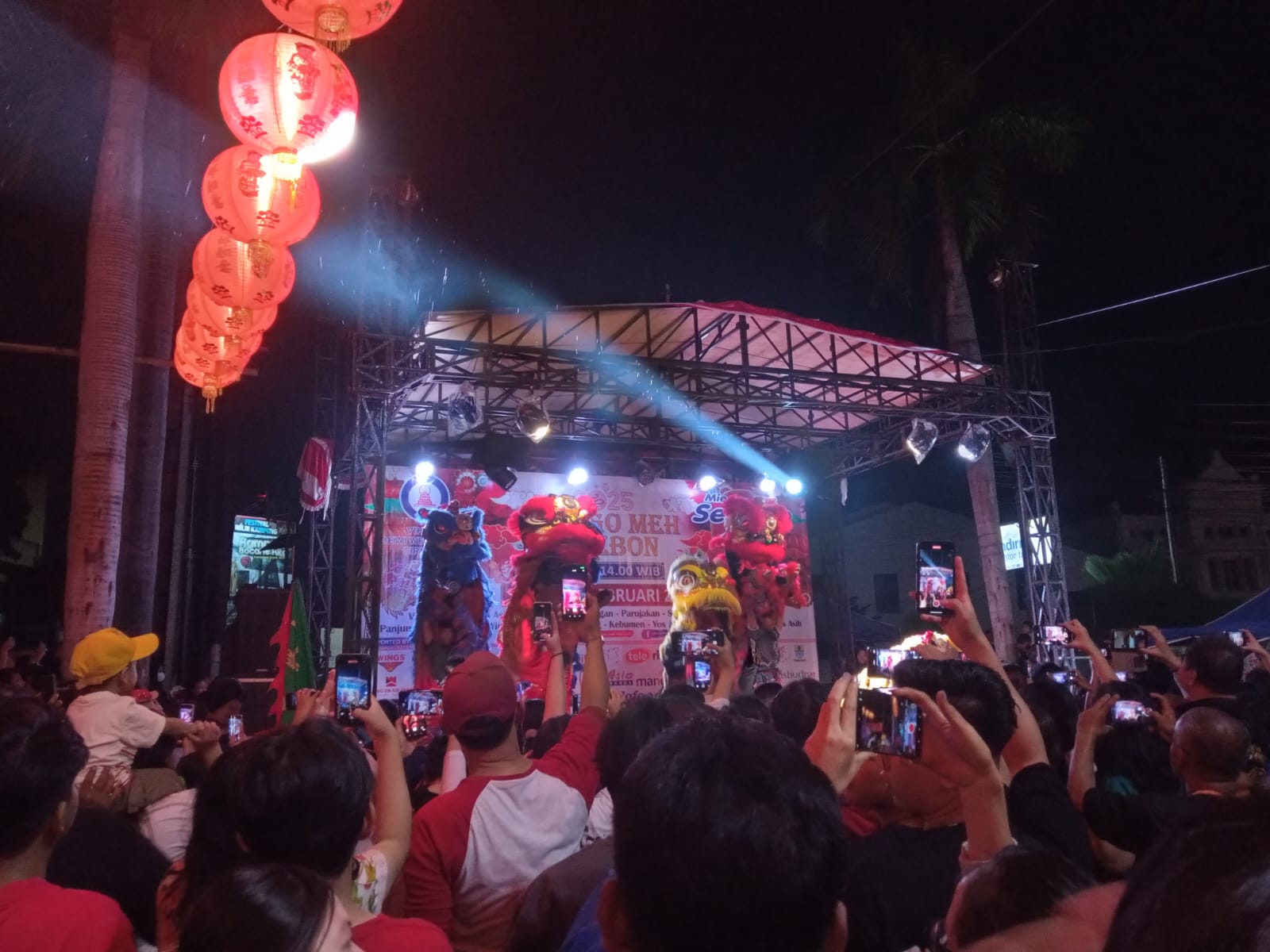 Malam Cap Go Meh di Vihara Dewi Welas Asih Disambut Baik oleh Warga