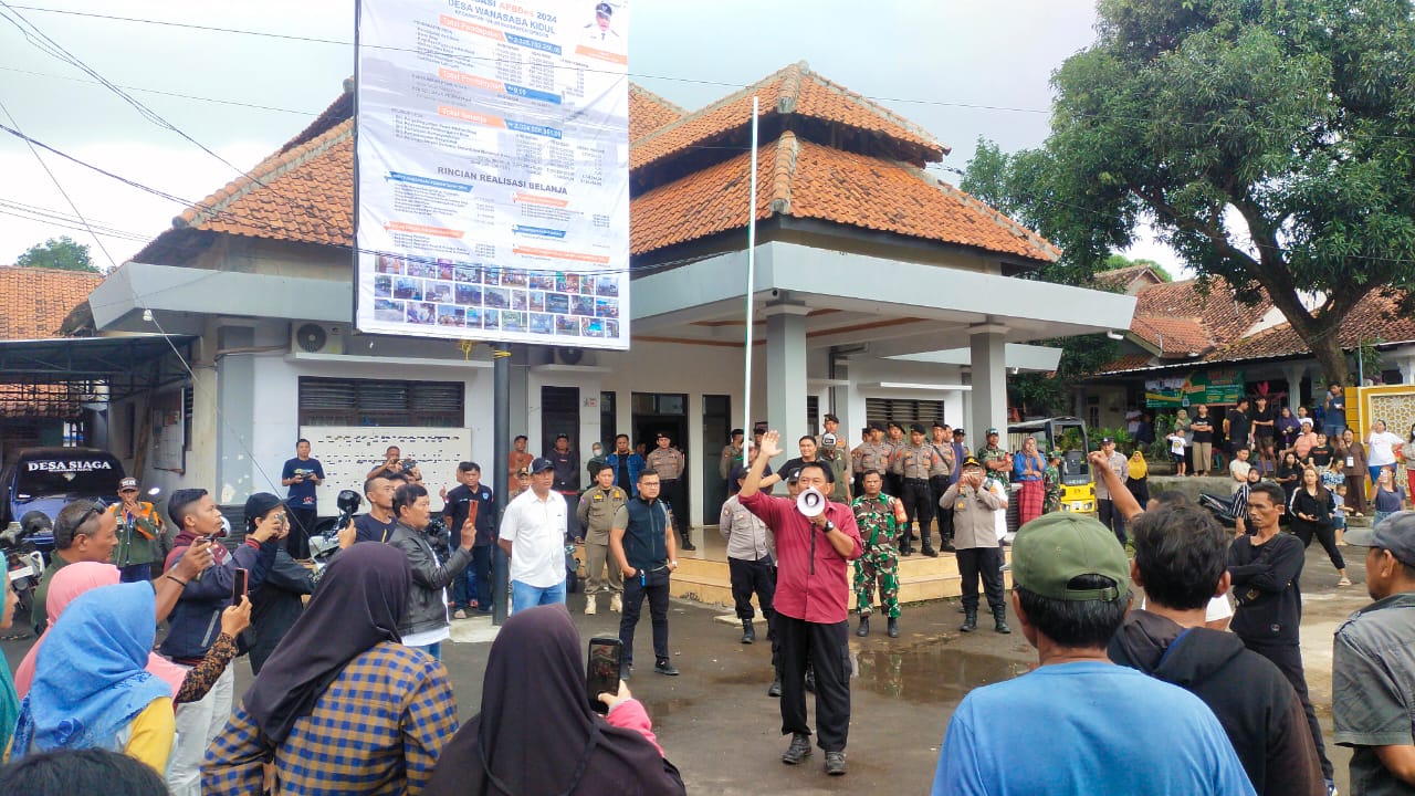 Warga Geruduk Kantor Balai Desa Wanasaba Kidul, Tuntut Kuwu Mundur