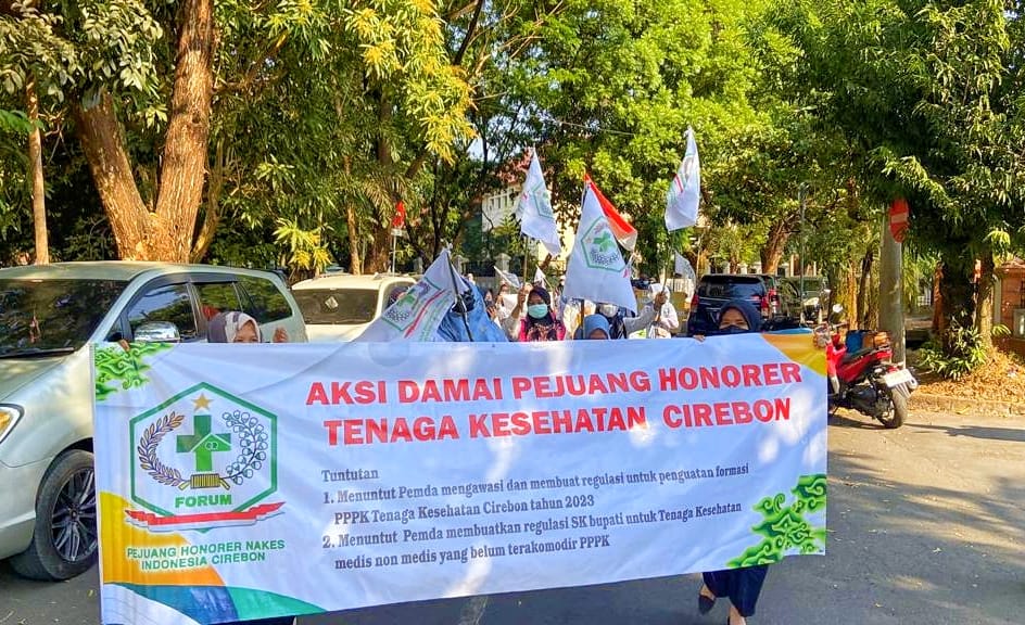 Honorer Nakes Cirebon Minta Diperhatikan, Lakukan Aksi Longmarch Mengelilingi Kantor Pemerintahan