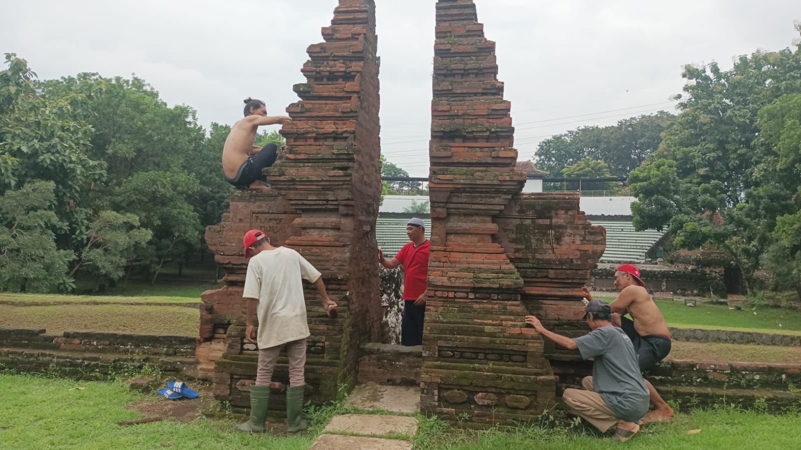 BPTAGS Cirebon Lakukan Pengecatan dan Pembersihan Goa Sunyaragi untuk Menyambut Liburan Lebaran