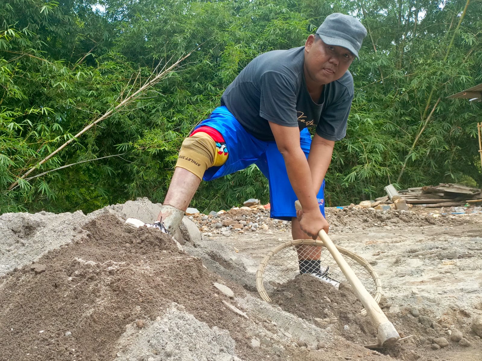 Lumpuh 7 Tahun dan Kehilangan Satu Kaki Kini jadi Juragan Pasir, Kisah Adang Melawan Kerasnya Hidup  