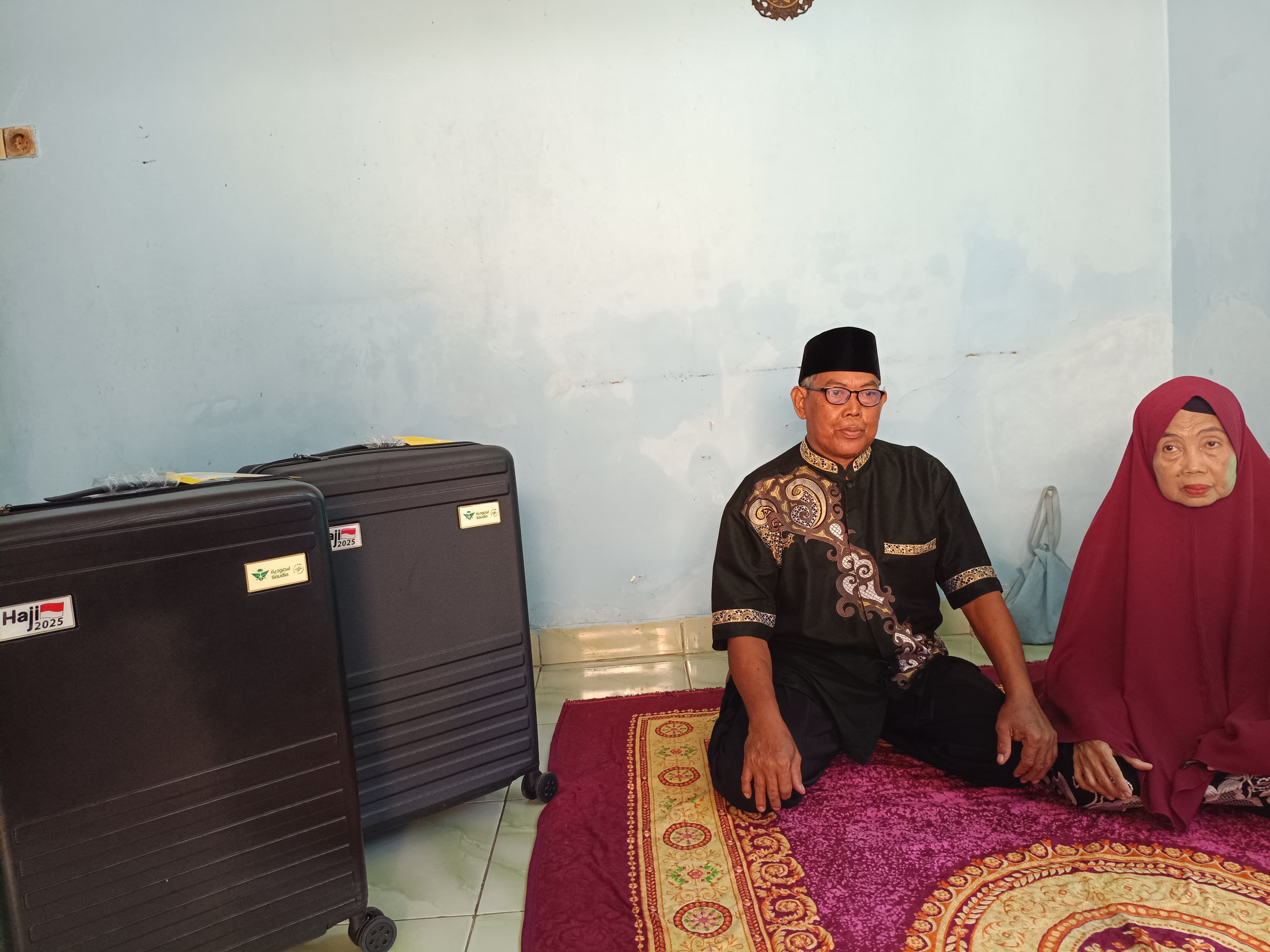 Penuh Haru, Pasutri yang Sehari-hari Jadi Petugas Kebersihan di Kota Cirebon Ini Siap Tunaikan Ibadah Haji
