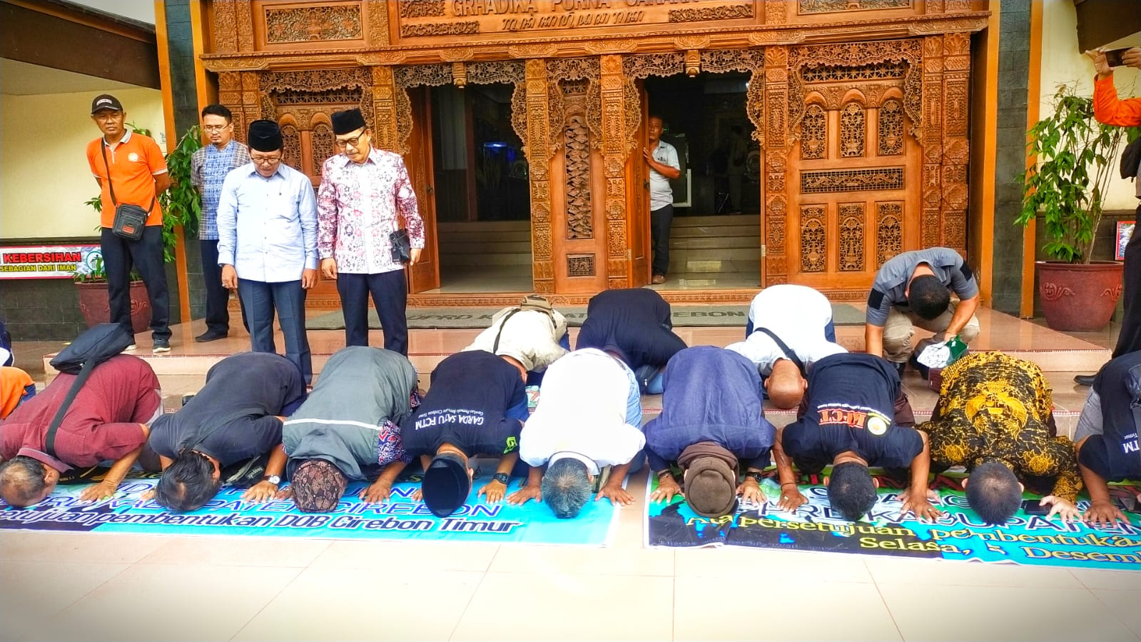 Tok! Alhamdulillah DPRD Setujui Daerah Otonom Baru Cirebon Timur, FCTM Langsung Sujud Syukur