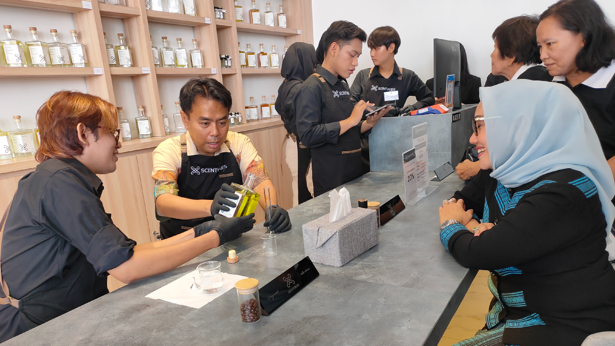 Eti-Suhendrik Kompak Resmikan Outlet Scentories Parfum