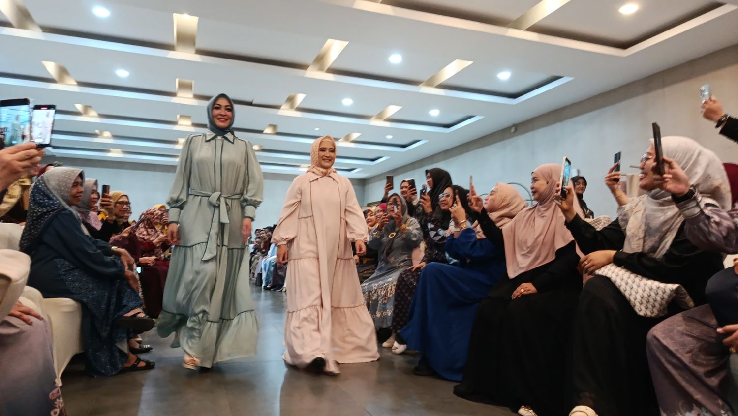 Pamerkan Koleksi House of Angie, ﻿Wawali Berjalan Di Catwalk Bersama Angelina Sondakh