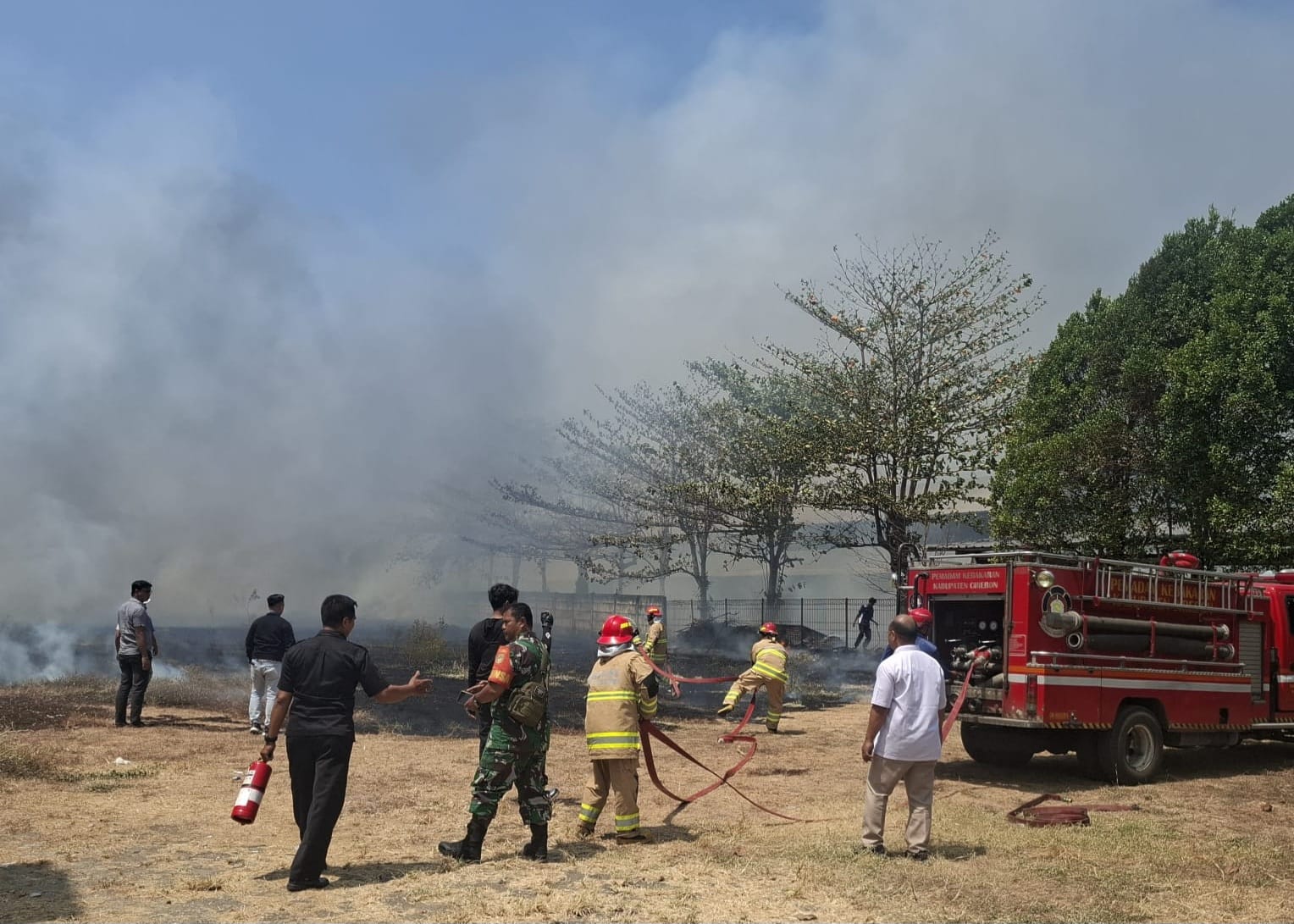 Api Lahap Lahan Kering di Talun, SPBU dan Gudang Yamaha Ikut Terancam