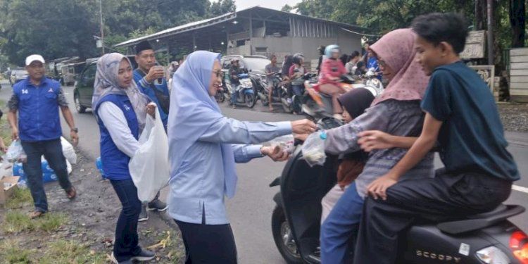 DPC Partai Demokrat Kabupaten Cirebon Bagikan Ratusan Takjil kepada Pengendara dan Masyarakat