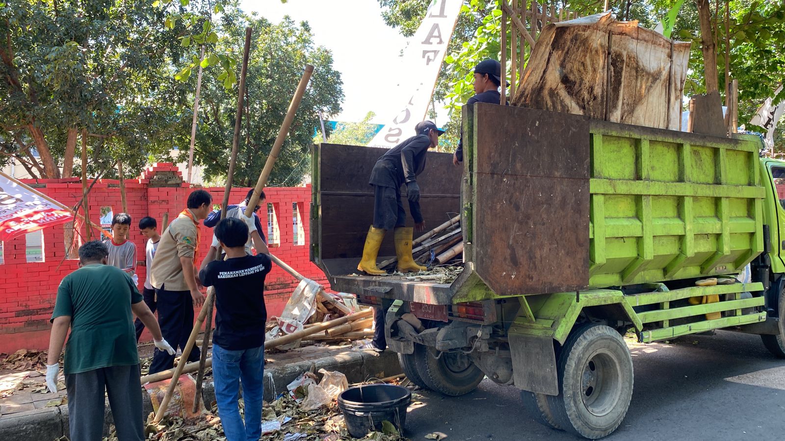 HMI Gandeng Mapala Bersih-bersih Kawasan Stadion Bima