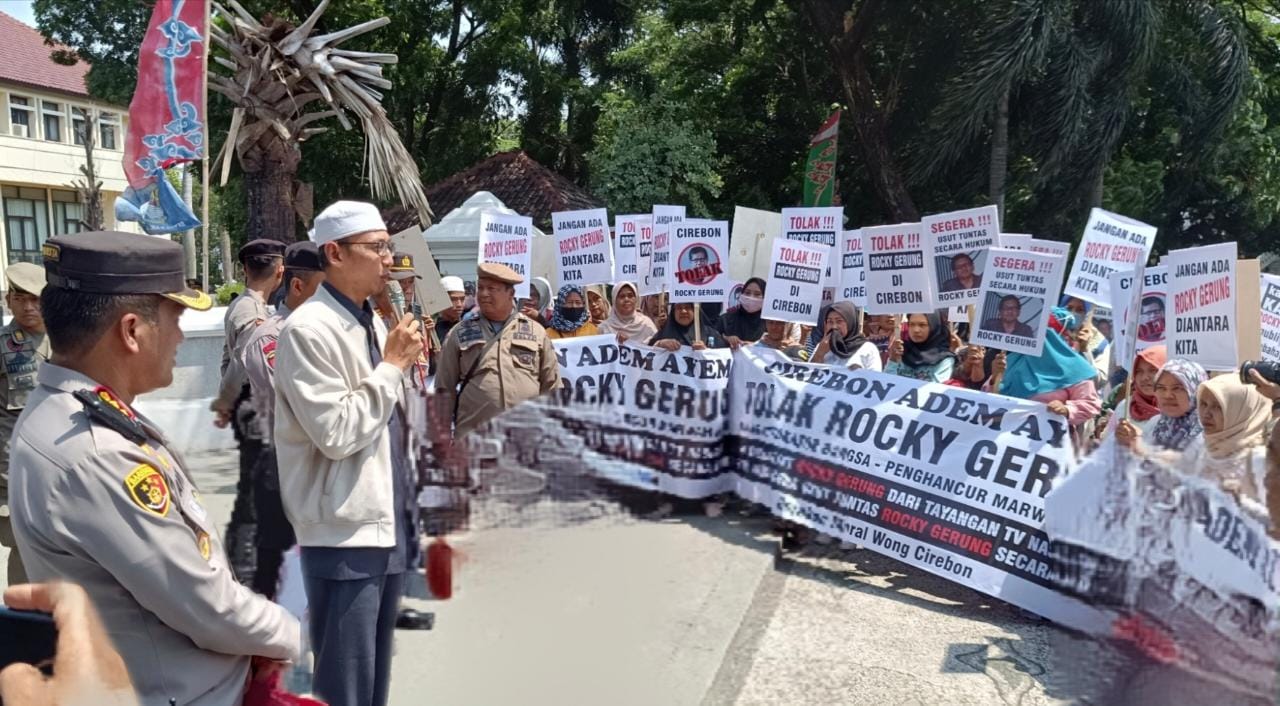 Emak-emak di Cirebon Minta Usut Rocky Gerung, Jangan Beri Kesempatan Tampil di Televisi