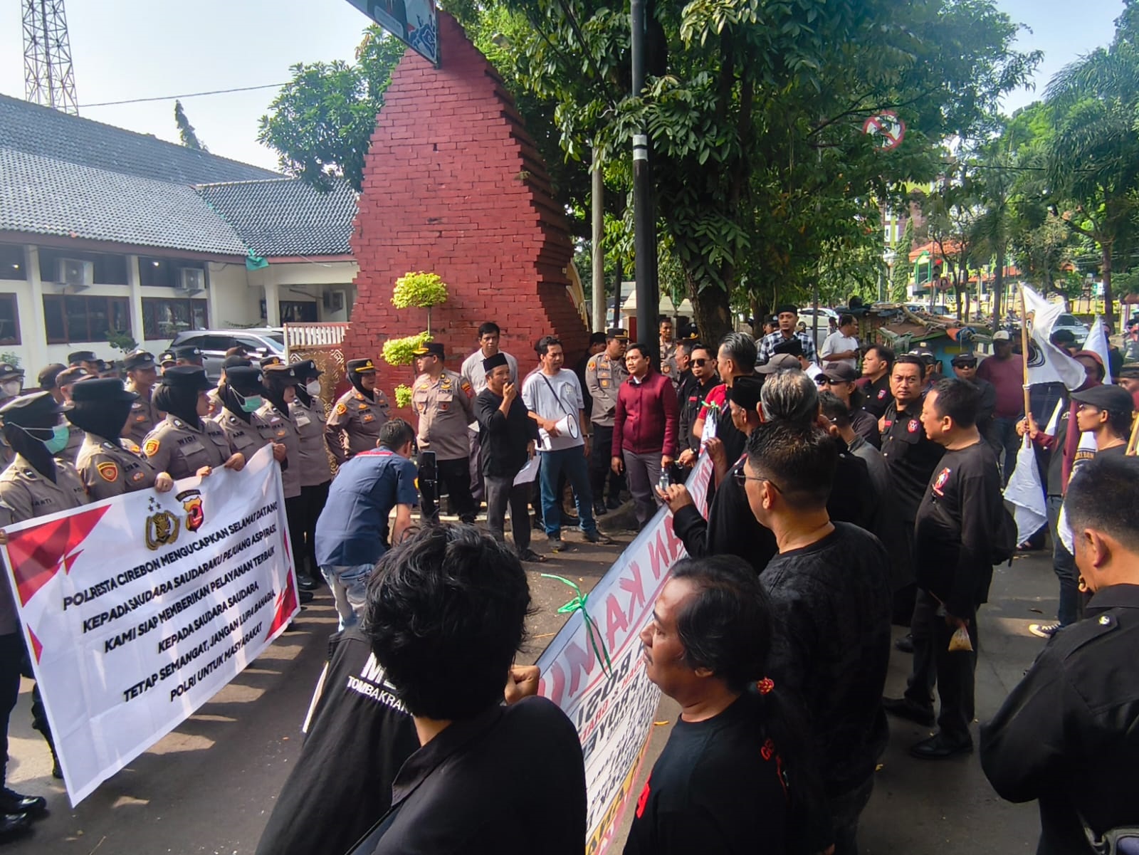 Diduga Pungli Dana BOS, Massa Kepung Disdik