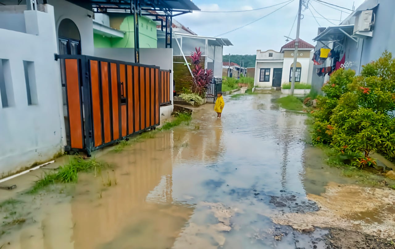 Warga Perum Kota Baru Keandra Keluhkan Kurangnya Penanganan Banjir dari Pengembang