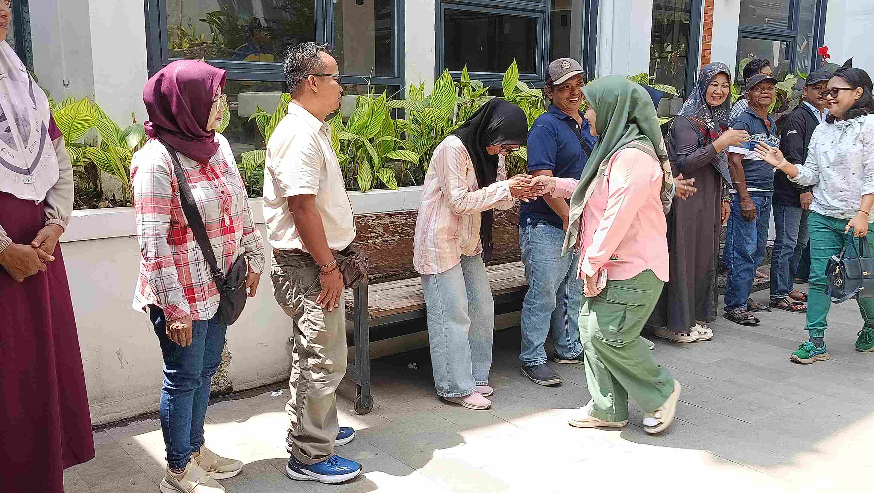 Kesulitan Bangun Kios, Wakil Walikota Fasilitasi Akses Pembiayaan untuk Pedagang Bunga di Dukuh Semar