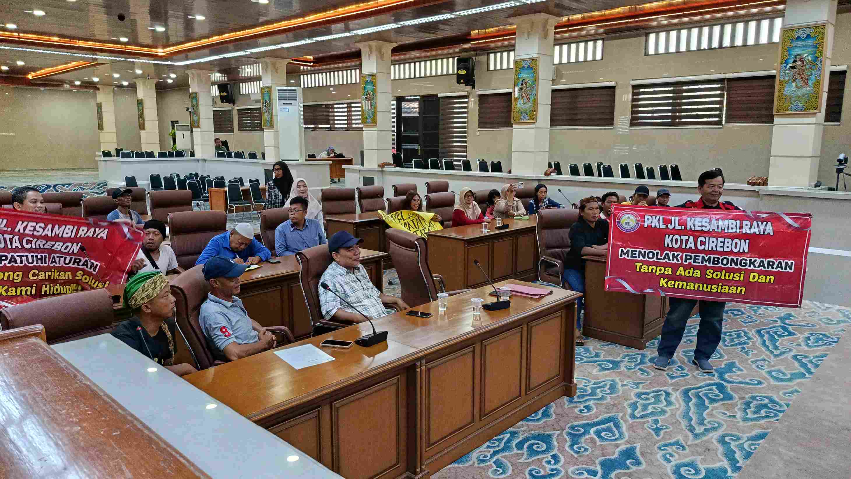 Pedagang Bawa 7 Tuntutan ke Gedung DPRD, Minta Difasilitasi Dialog dengan DBMPR