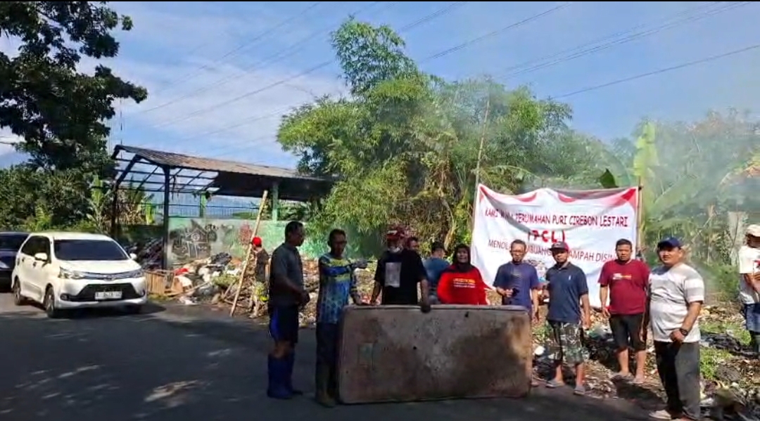 Warga Kecomberan Tutup Jalan Ir Soekarno Warung Asem akibat Sampah yang Menumpuk
