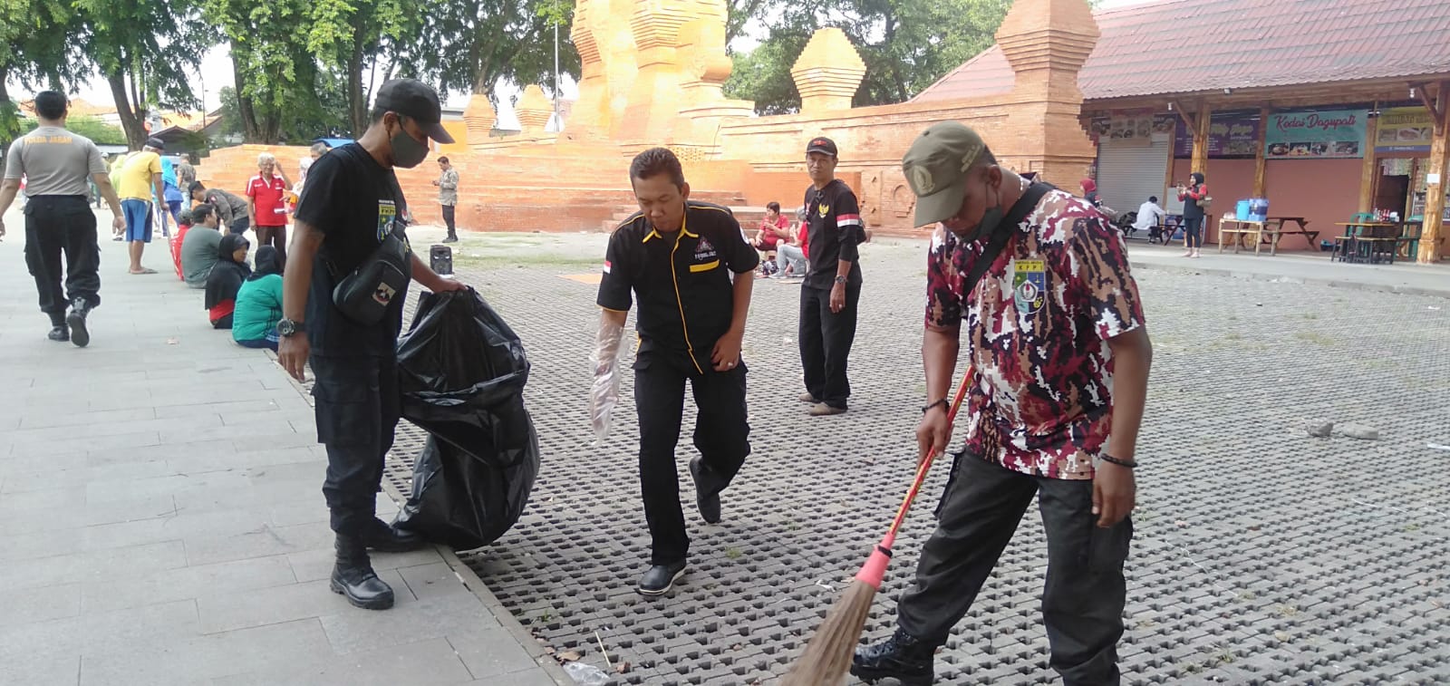 Sambut Milangkala ke-2, Wargi Payung Suci Bersih-bersih Alun-alun Sangkala Buana