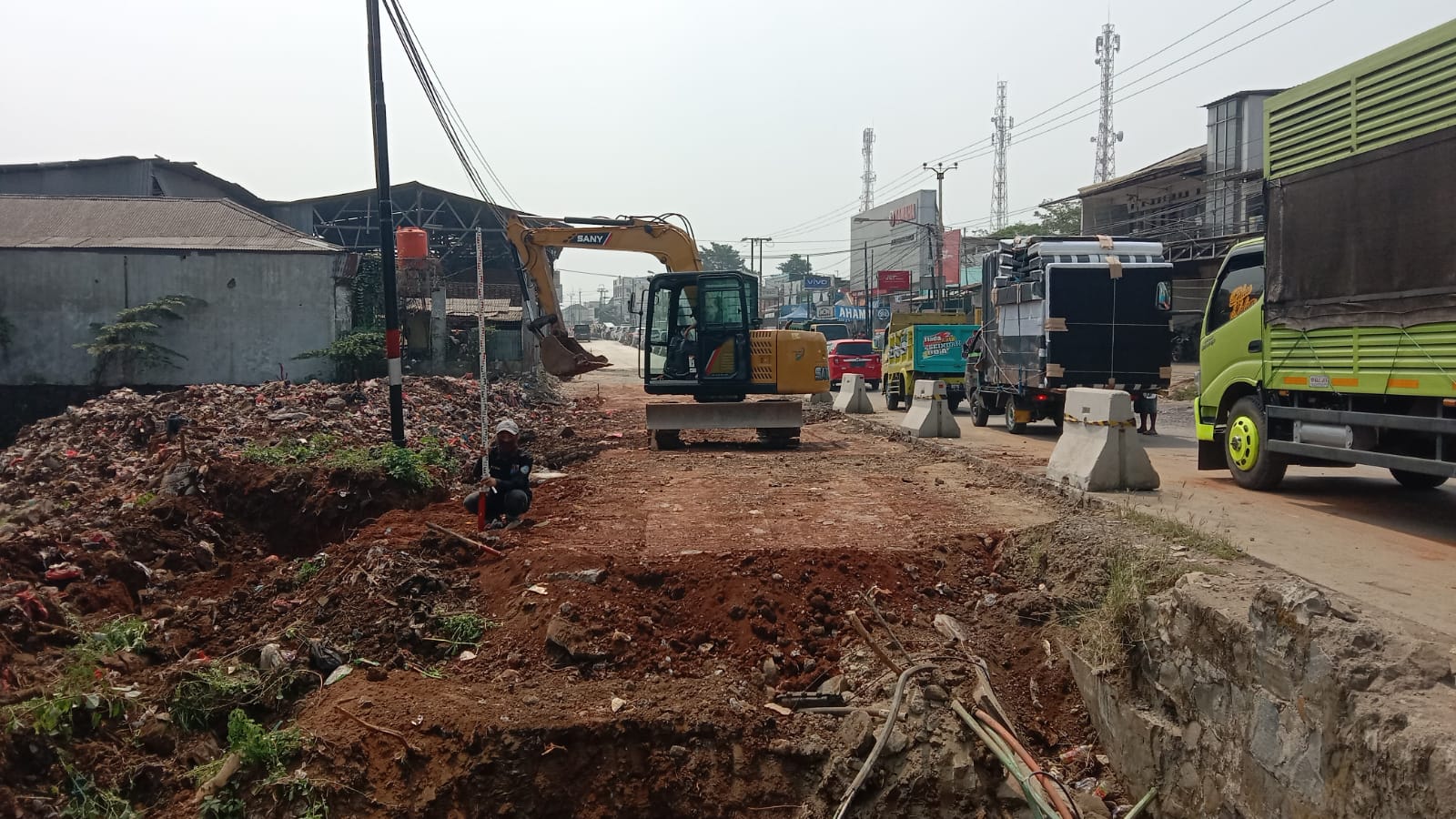 Sedang Diperbaiki, Ruas Jalan Cibarusah-Mekarmukti Tergenang Air Karena Pipa PDAM Bocor