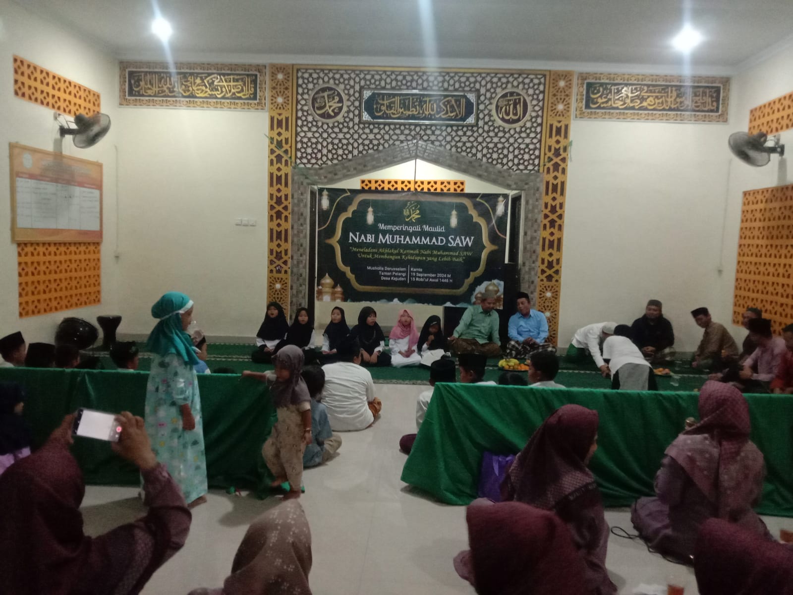 Warga Taman Pelangi Adakan Acara Maulid Nabi Muhammad SAW di Mushola Darussalam Desa Kejuden Kecamatan Depok