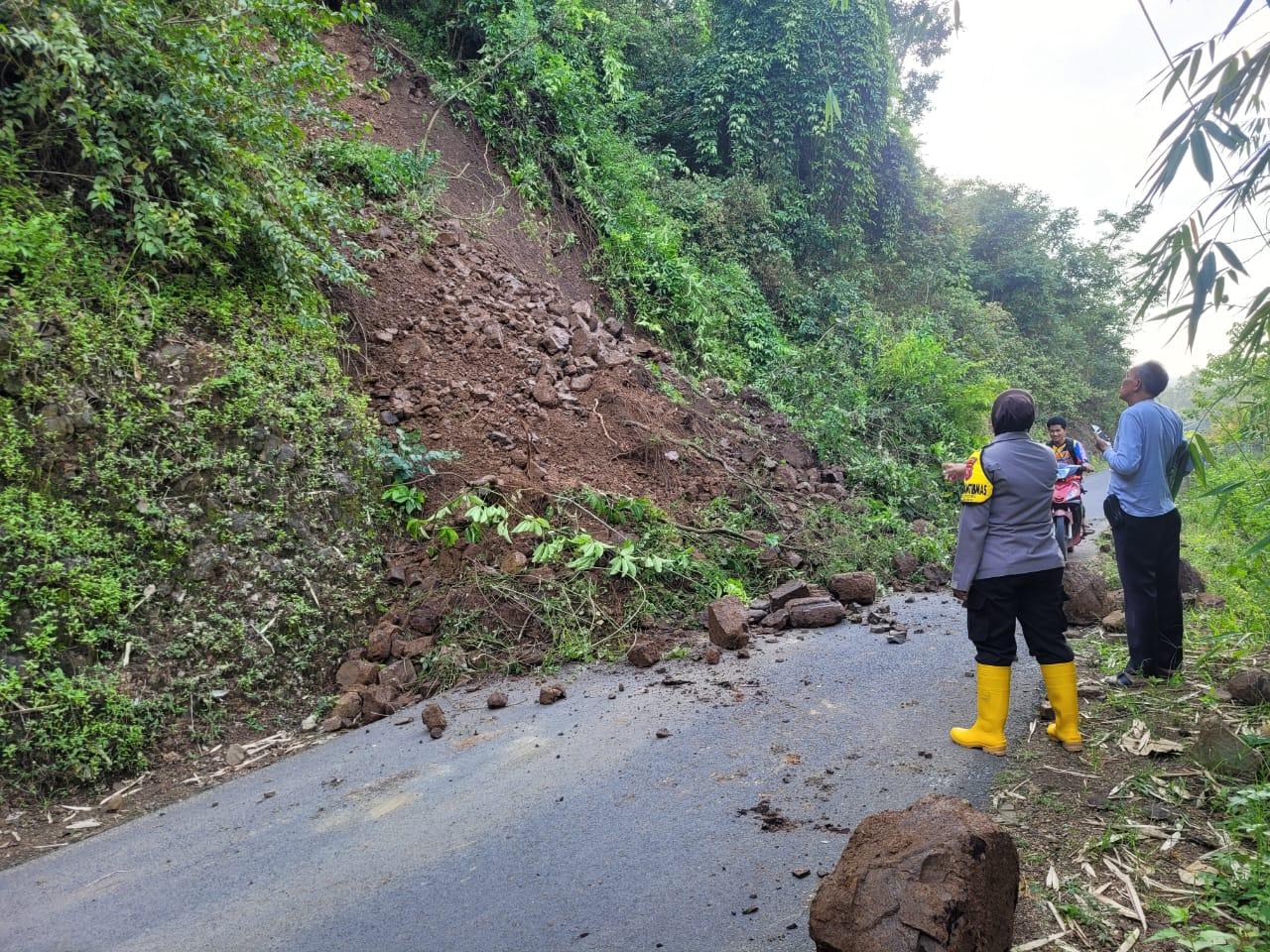 Hujan Deras, Jalan Penghubung Desa Cipedes Tertutup Longsor