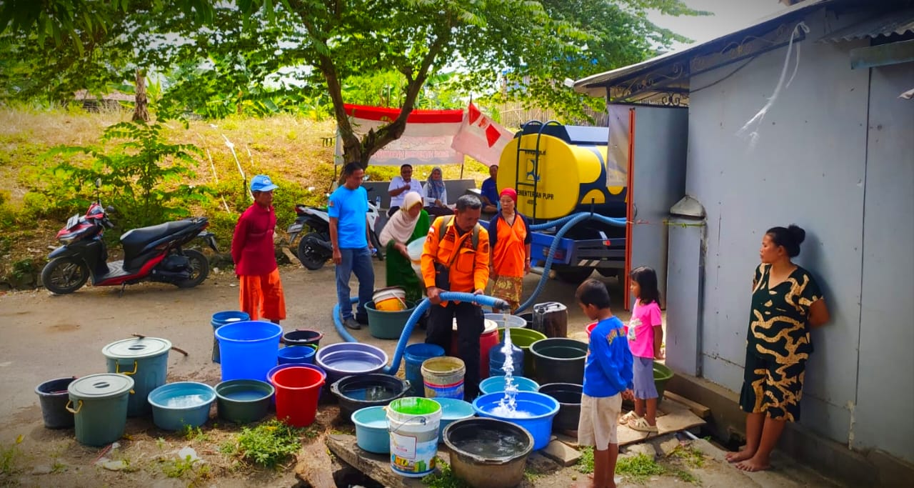 Sudah Satu Bulan Kekeringan, PDAM Kirim 4 Tangki Air Bersih ke Susukan 