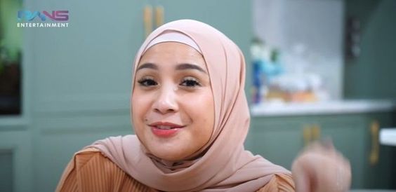 Inspirasi Busana Ala Nagita Slavina Saat Umrah, Kenakalan Hijab Murah Kombinasi Pakaian Glamour