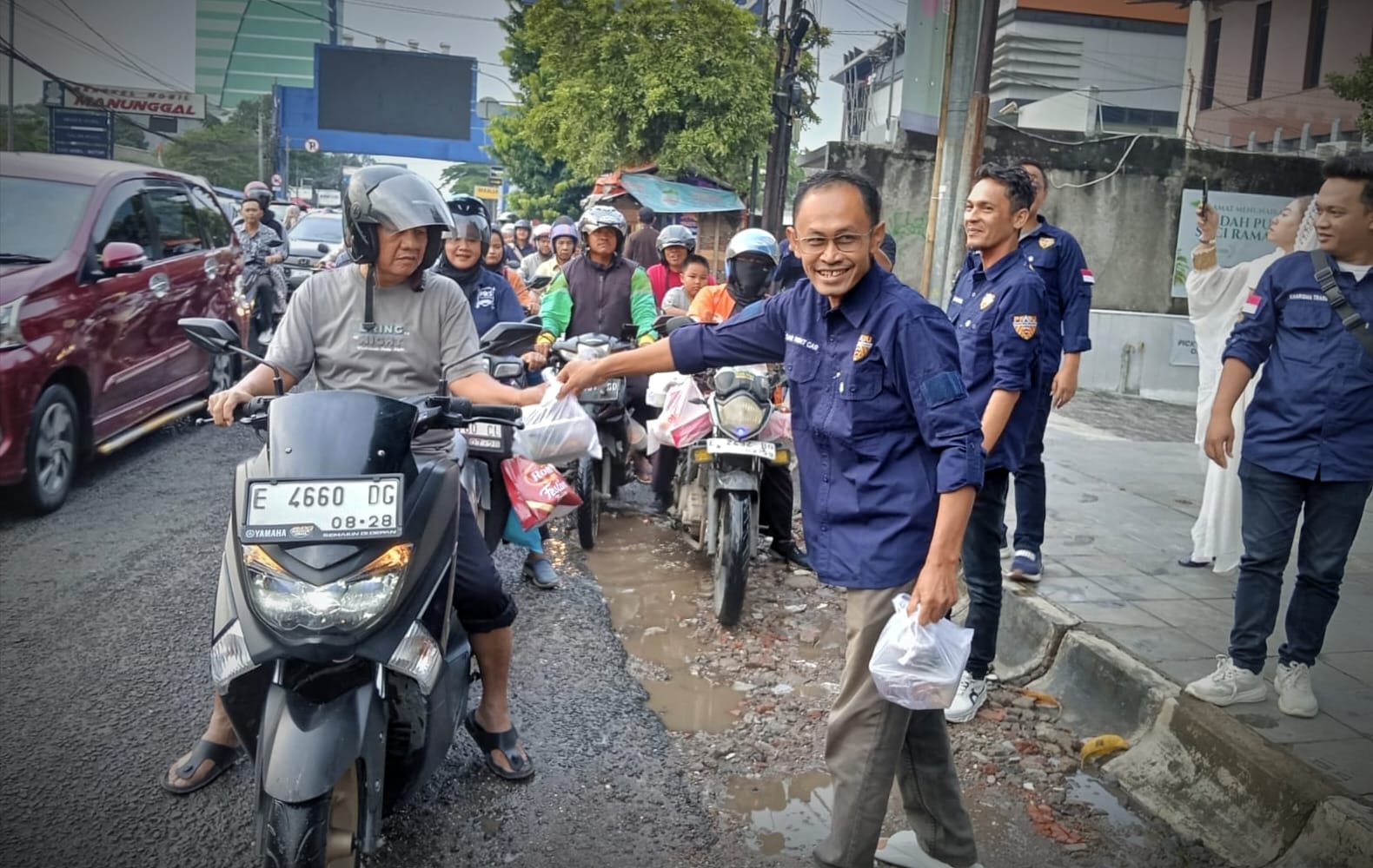 Prabu Ciayumajakuning Bagikan Ratusan Paket Takjil di Cirebon