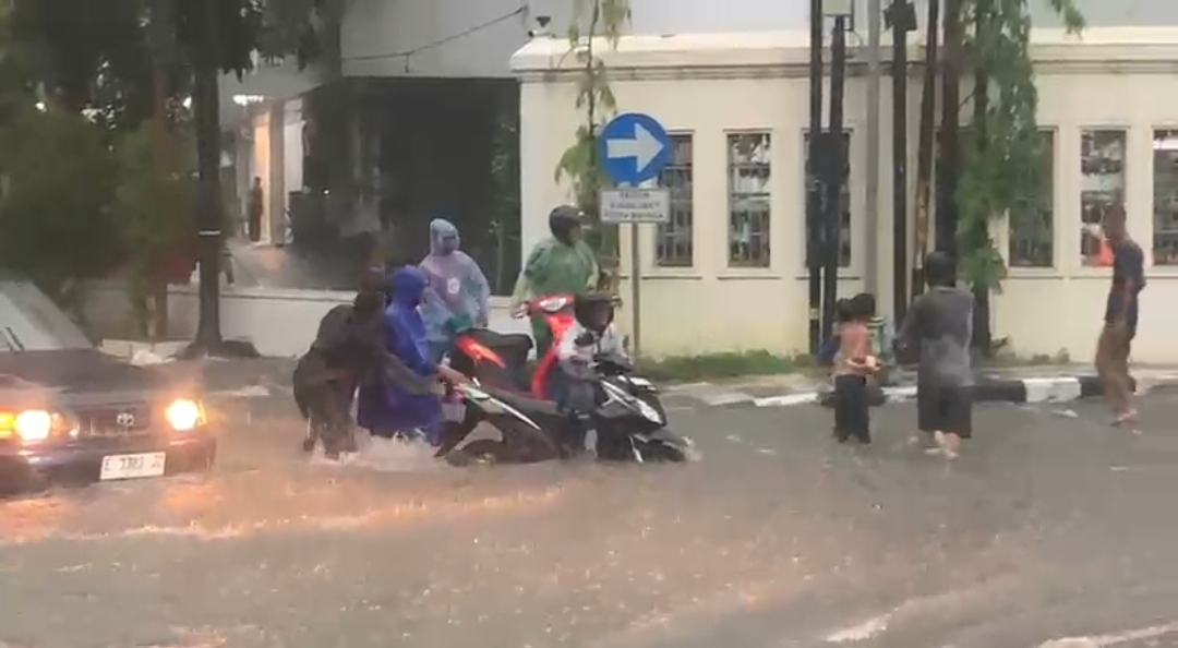 Intensitas Air Hujan Meningkat, Kota Cirebon Dikepung Banjir di Hari Natal 2025