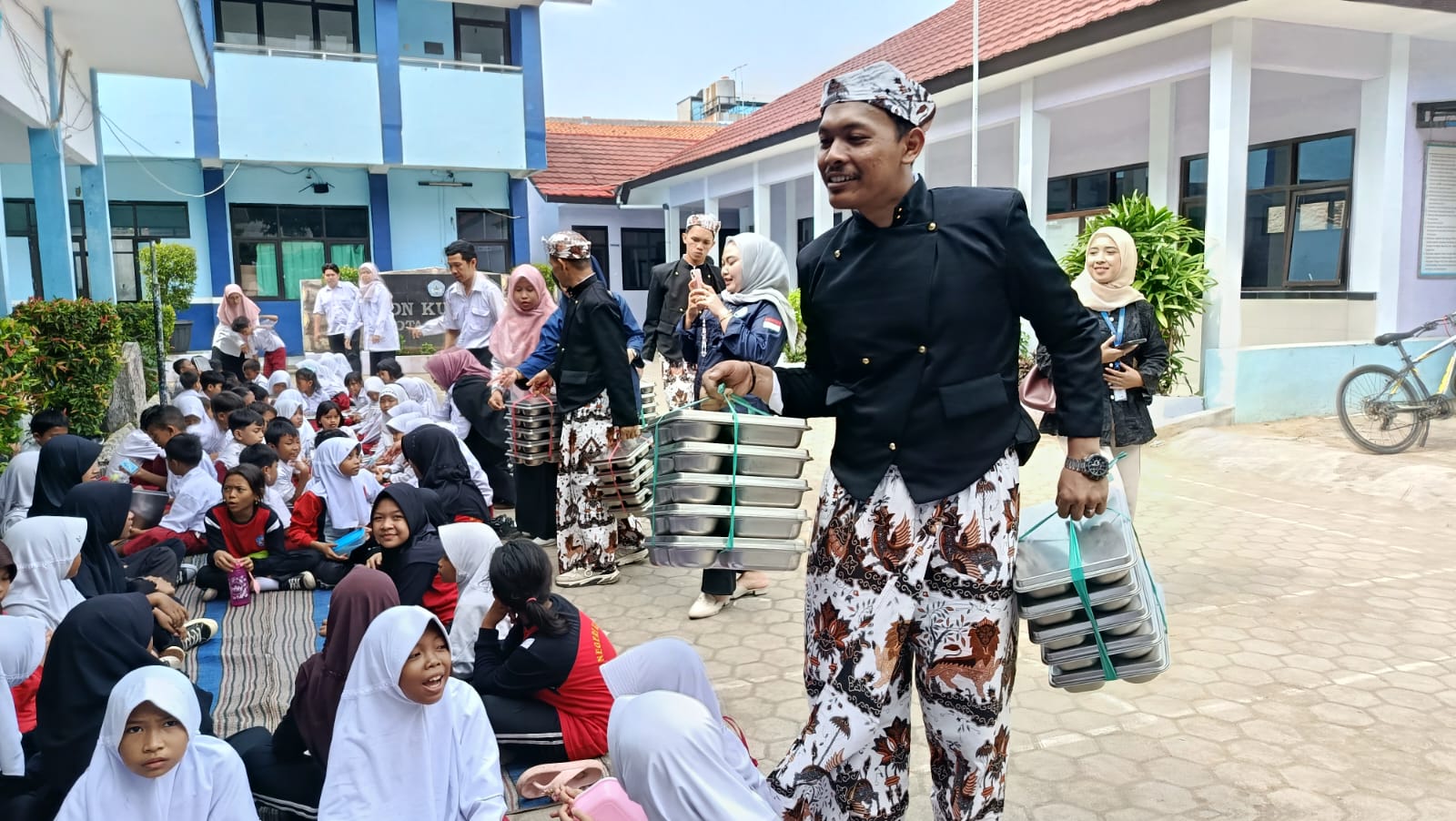 SPPG Kejaksan-Kesenden Distribusikan MBG Sambil Kenalkan Budaya