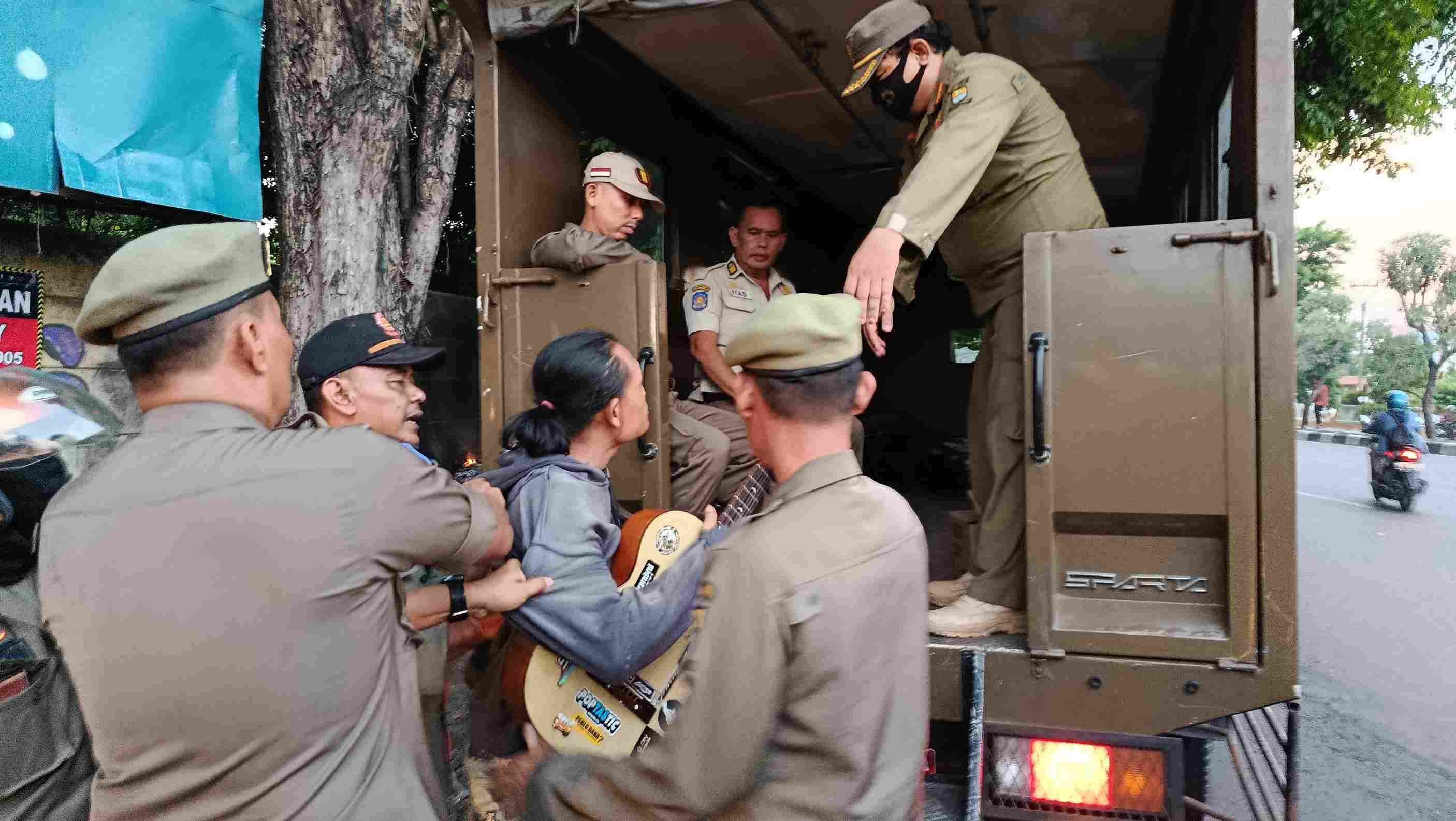 Satpol PP Razia Manusia Silver hingga Pengamen, 12 Pelanggar Diamankan