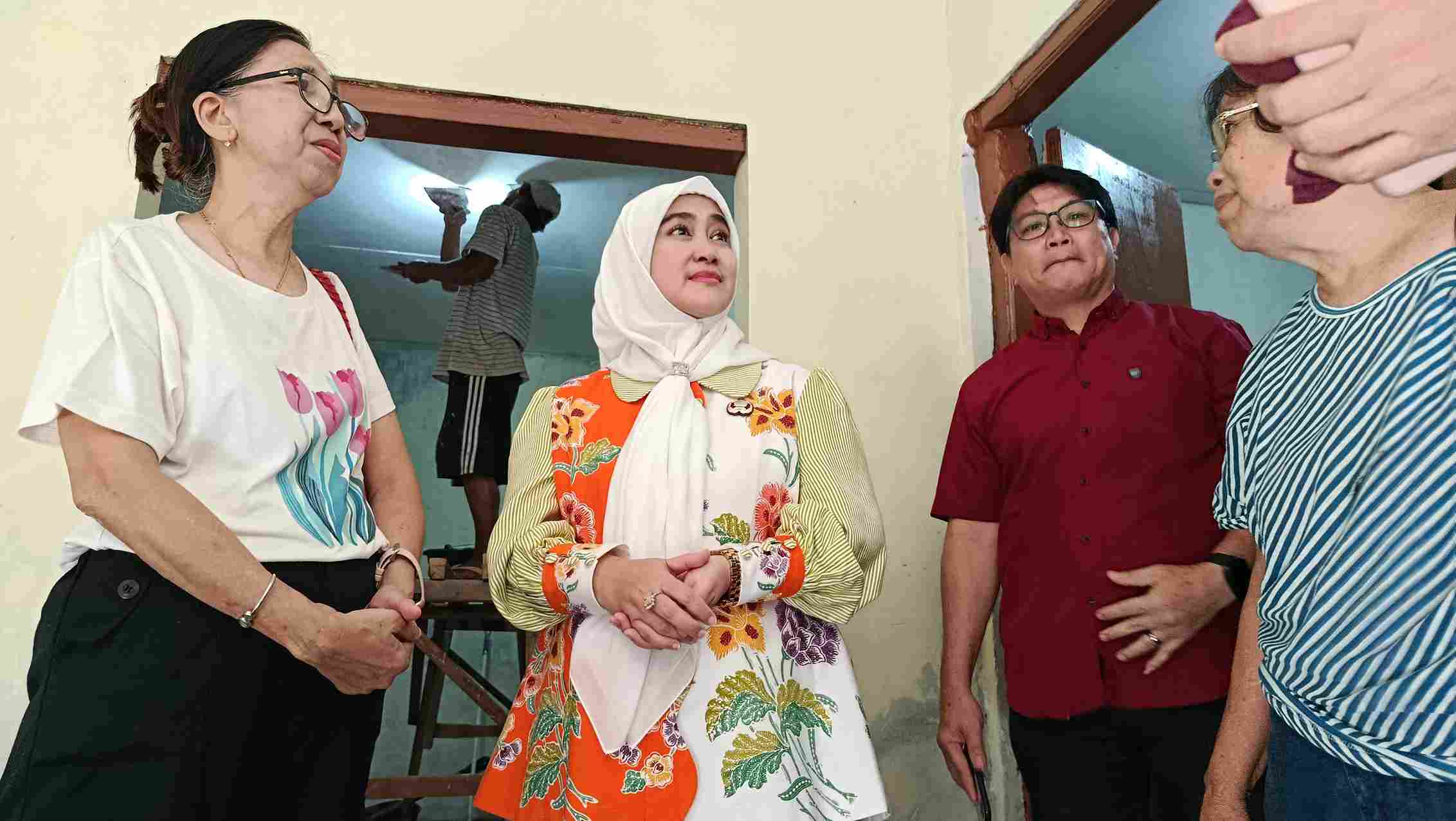 Siti Farida Beri Bantuan Meubelair Rumah Warga yang Direnov Polres Ciko