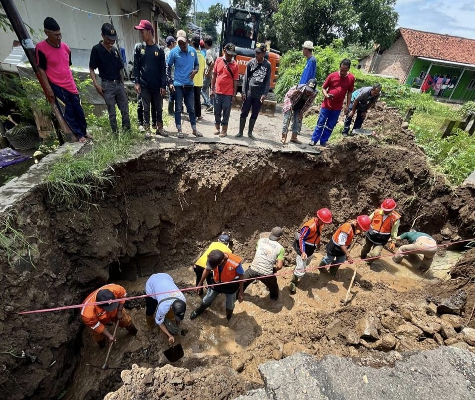 Terputus Akibat Banjir, Jalan Sidamulya-Munjul Langsung Diperbaiki