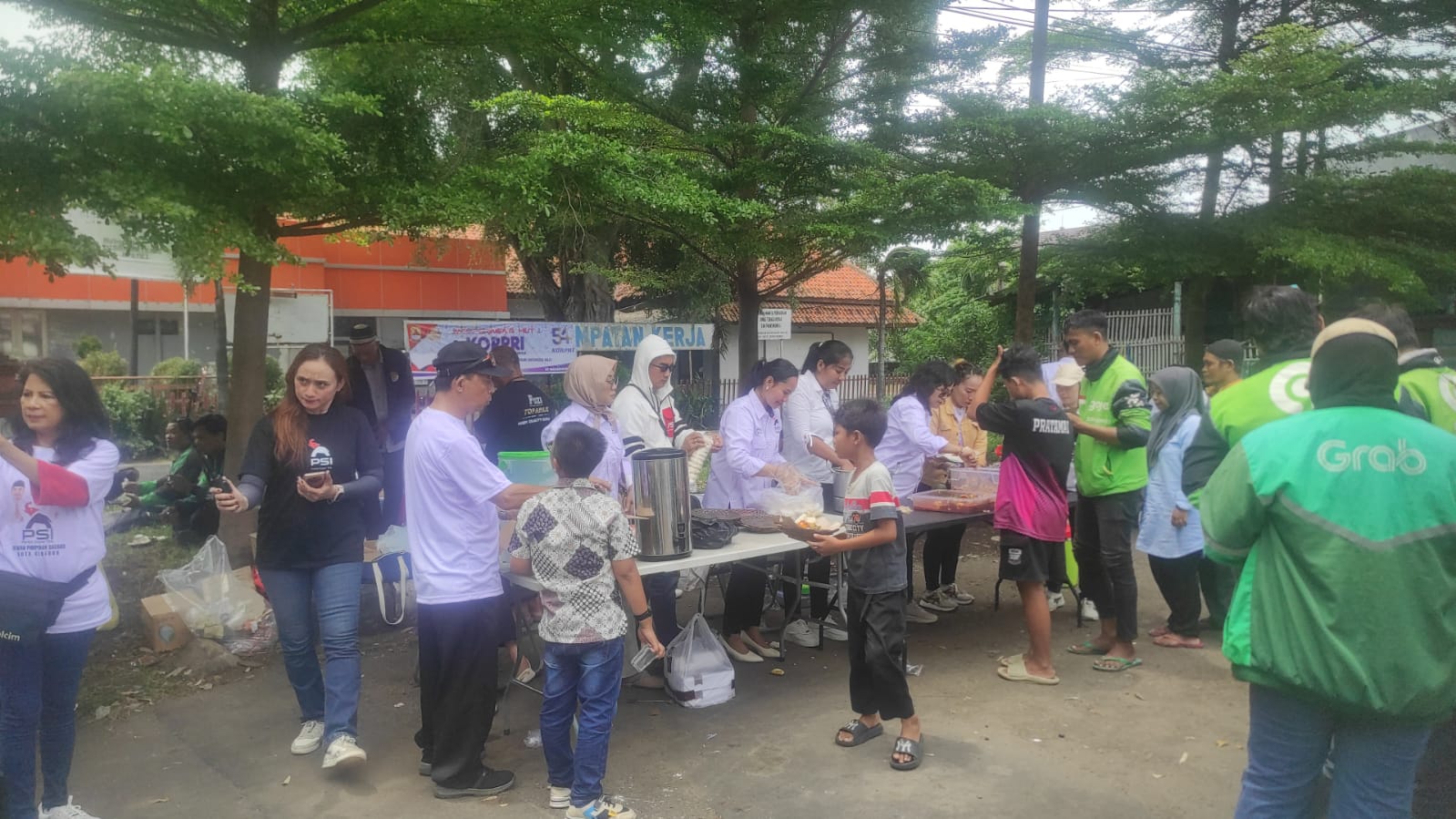 Prasmanan di Pinggir Jalan, Kader PSI di Kota Cirebon Berbagi Makan Siang Gratis