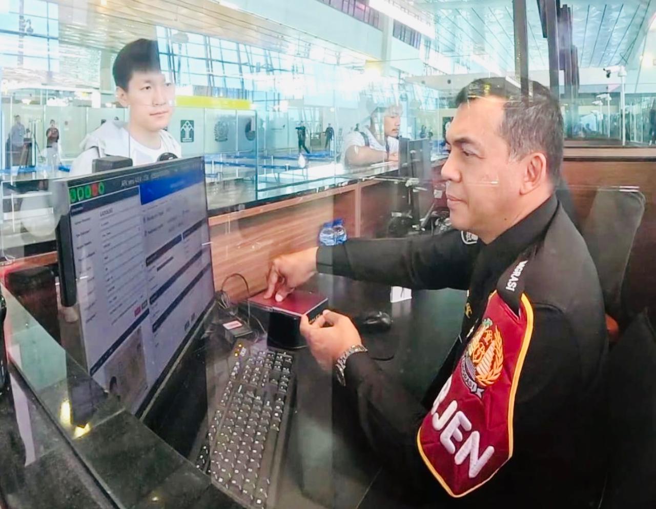 Pantau Langsung ke Lapangan, Dirjen Imigrasi Silmy Karim turut Menjaga Konter di Bandara Soetta