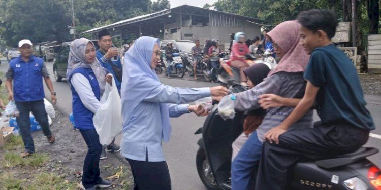 Semangat Berbagi, Demokrat Kabupaten Cirebon Tebar Ratusan Takjil di Bulan Ramadan