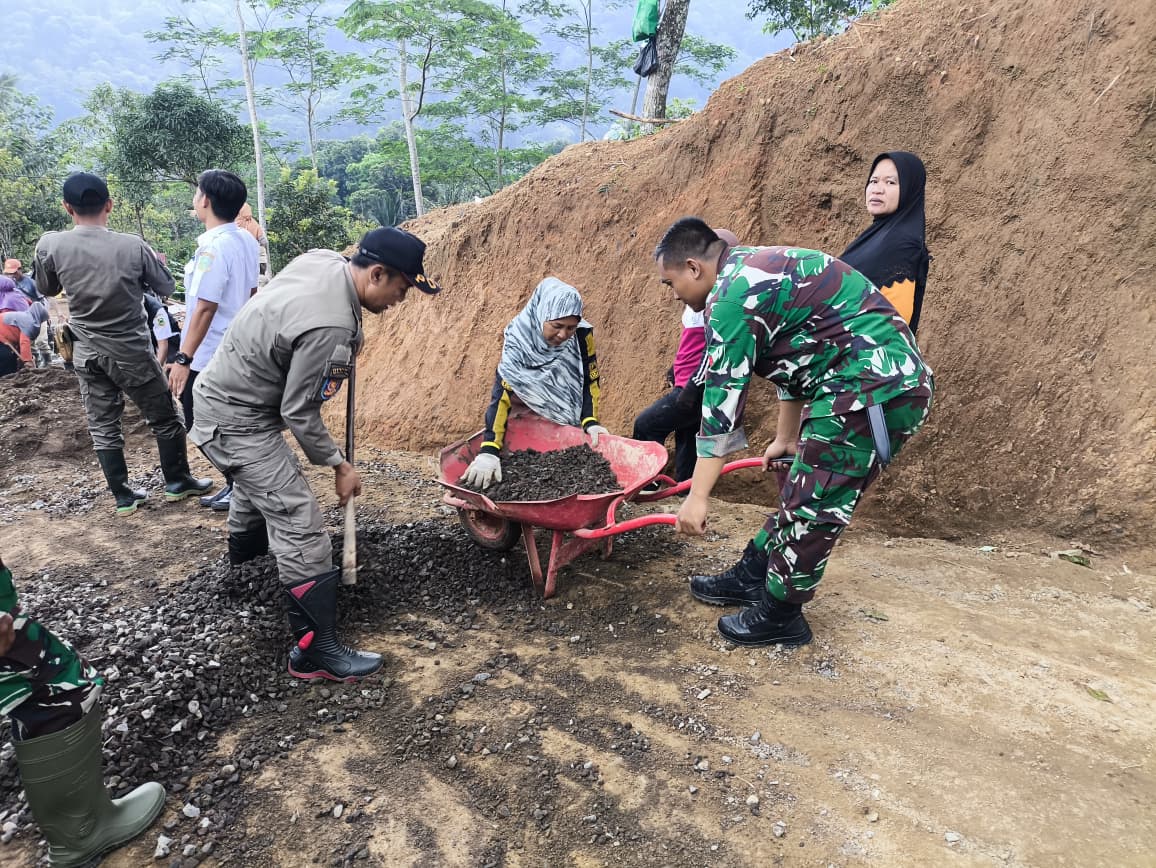 Koramil Ciniru Bangun Jalan Pasca Longsor di Desa Pinara