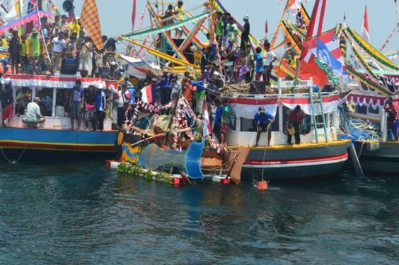 Ribuan Warga Pesisir di Pinggiran Kota Cirebon Ikuti Tradisi Sedekah Laut