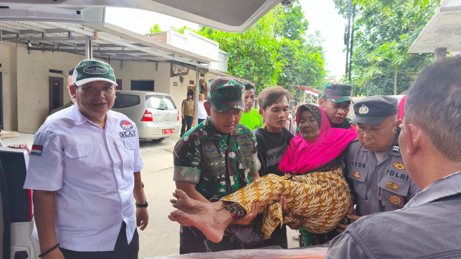 Dandim 0620/Kabupaten Cirebon Kunjungi dan Evakuasi Nenek Tasmi ke RS UMC