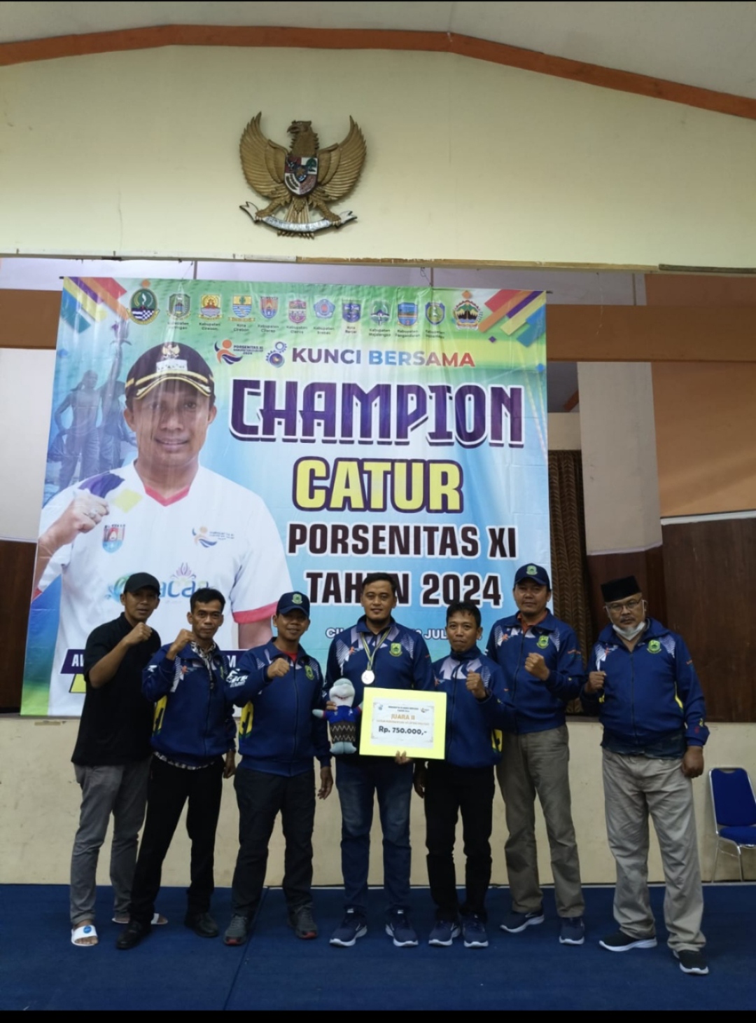 Atlet Catur Kuningan Raih Prestasi di Porsenitas XI, Camat Ciwaru Sumbang Perak