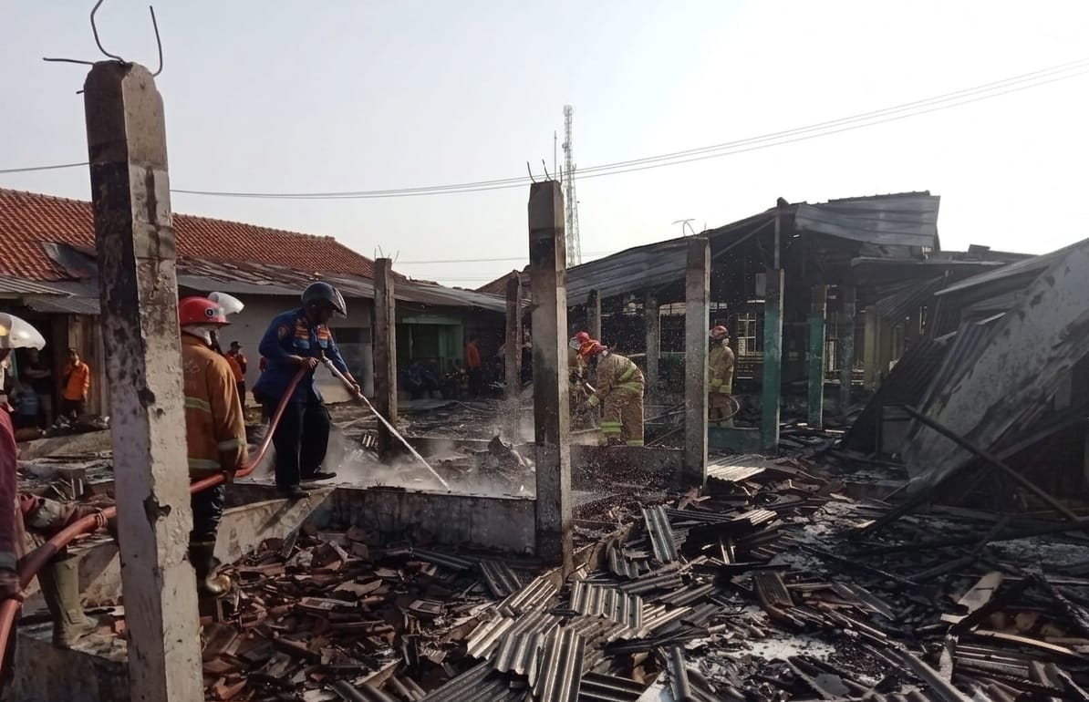 Komandan Damkar Terluka Saat Jinakkan Api di Pasar Tegalgubug