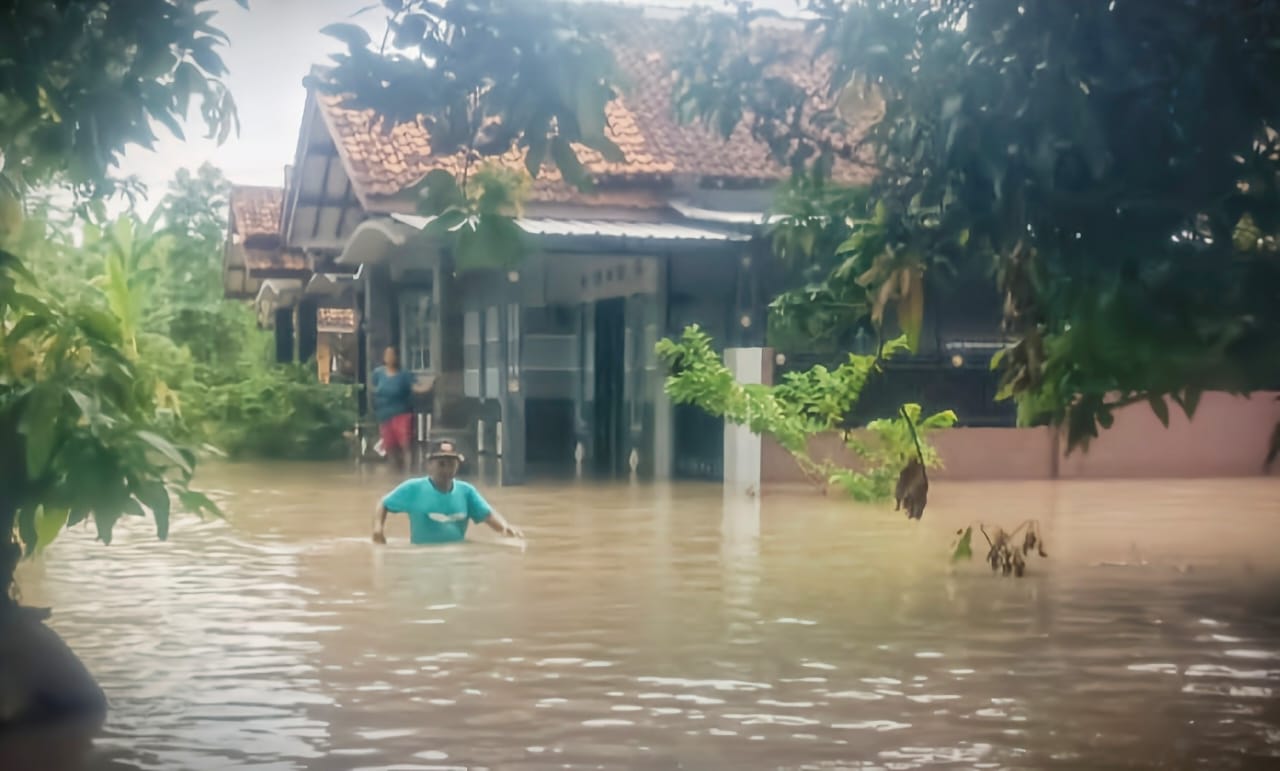 Dikepung 21 Sungai Bersedimen Tebal, Banjir Ancam Kabupaten Cirebon Setiap Musim Hujan