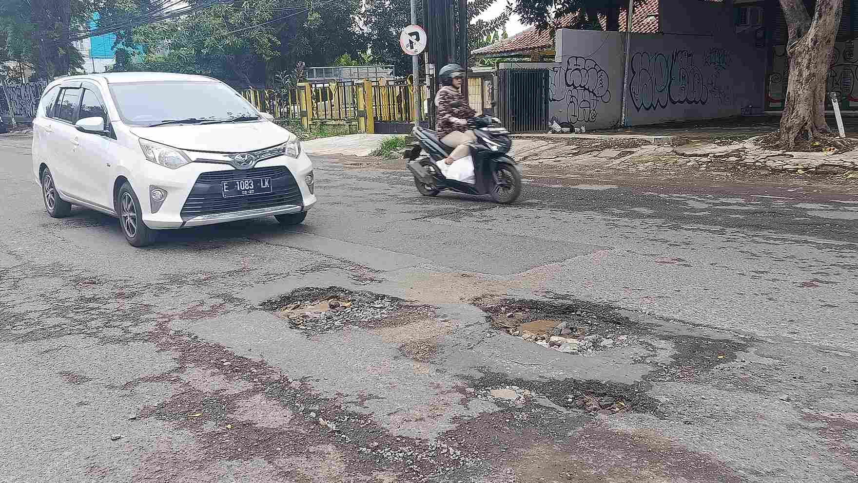 Jalan Cipto MK Semakin Berlubang, Warga Minta Perbaikan
