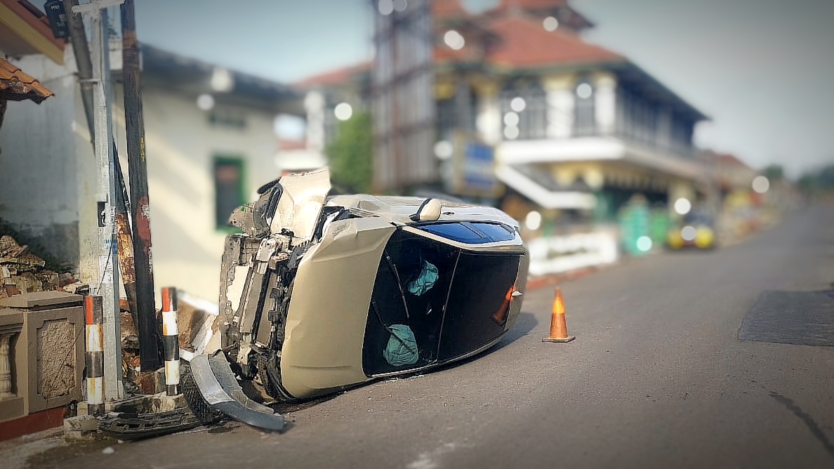 Ngantuk Usai Perjalanan, HR-V Hantam Tugu dan Tiang Listrik 