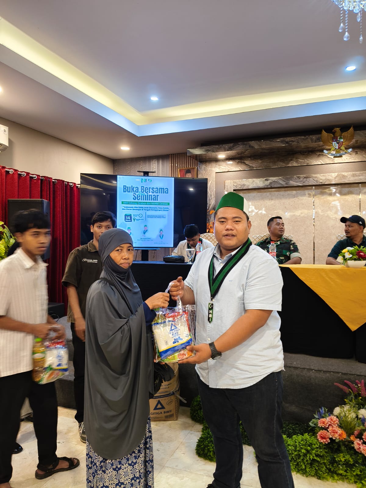 HMI Bumikan Diskusi dengan Berbagi, Tebar Bantuan Sembako untuk Masyarakat