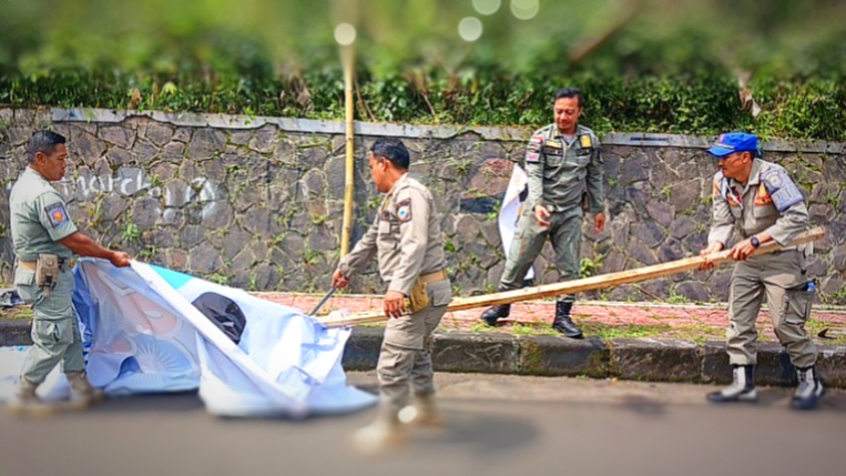 Baliho dan Spanduk Kedaluwarsa di Tertibkan 