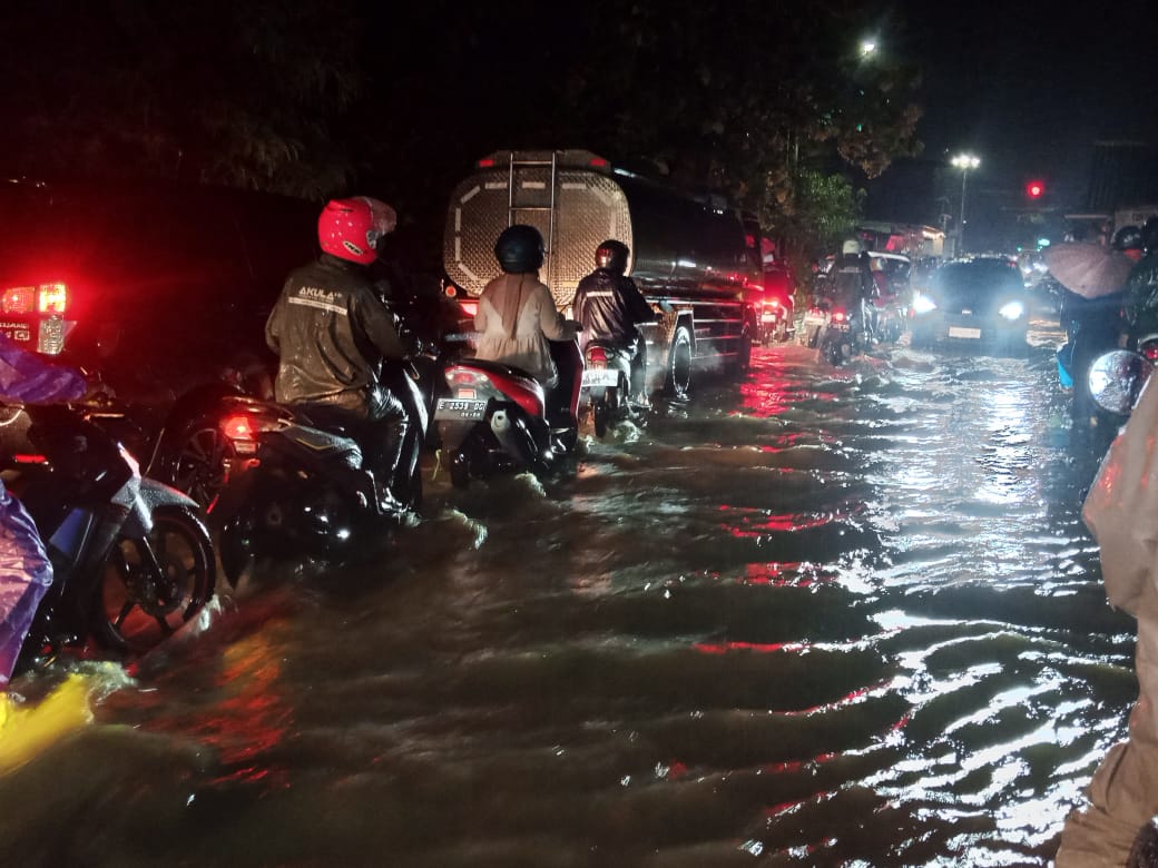 Ruas Jalan Penghubung Kota–Kabupaten Cirebon Terendam Banjir