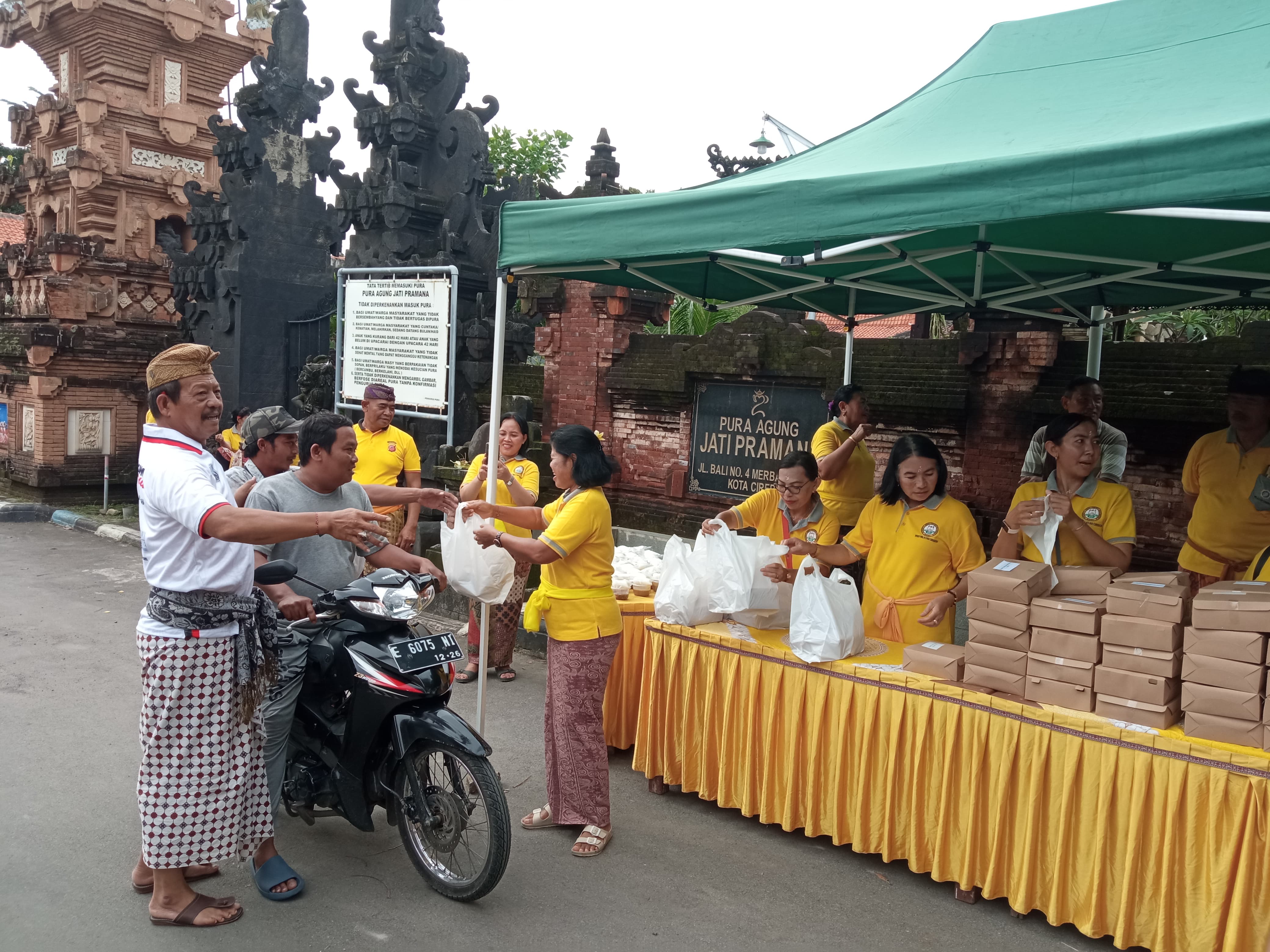 PHDI Cirebon Berbagi Takjil di Bulan Ramadan untuk Umat Muslim dan Sambut Hari Raya Nyepi