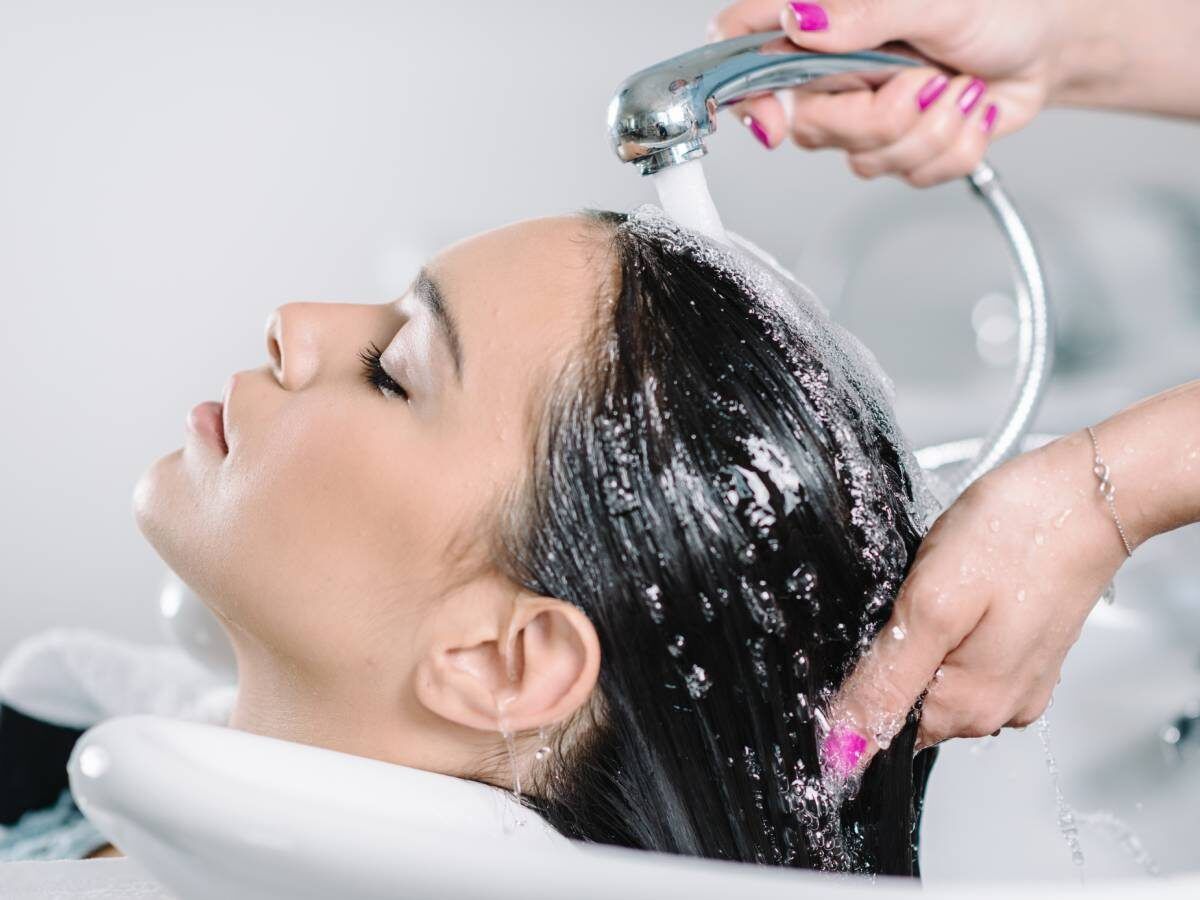 7 Tips Merawat Kesehatan Kulit Kepala agar Rambut Kuat dan Anti Ketombe