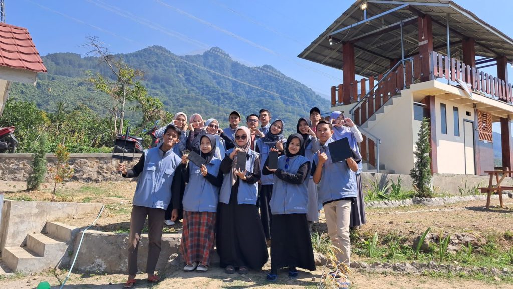 HTQ UIN Siber Syekh Nurjati Cirebon Sukses Ciptakan Paving Blok dari Sampah Plastik untuk Desa Pajambon