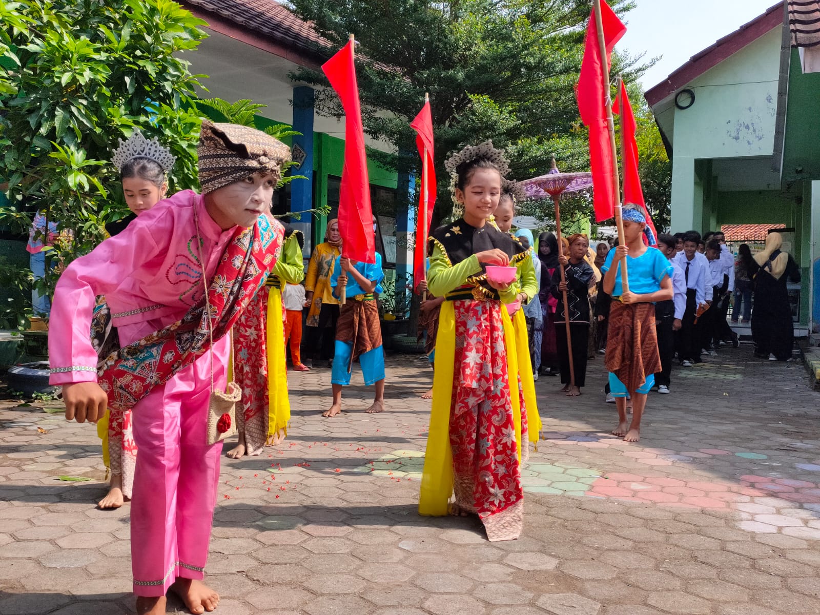 Lepas Lulusannya, Siswa SDN Mega Eltra Karyamulya Gelar Acara Adat Ki Lengser